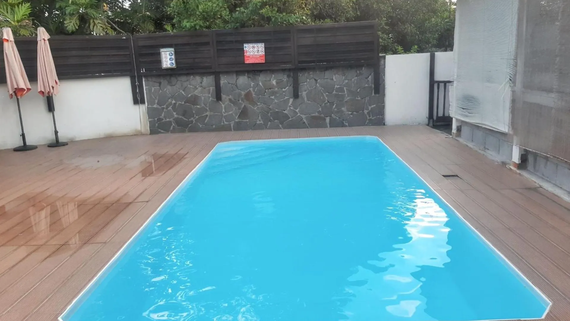 Vakantiehuis Bungalow Charmant Au Robert + Piscine Le Robert