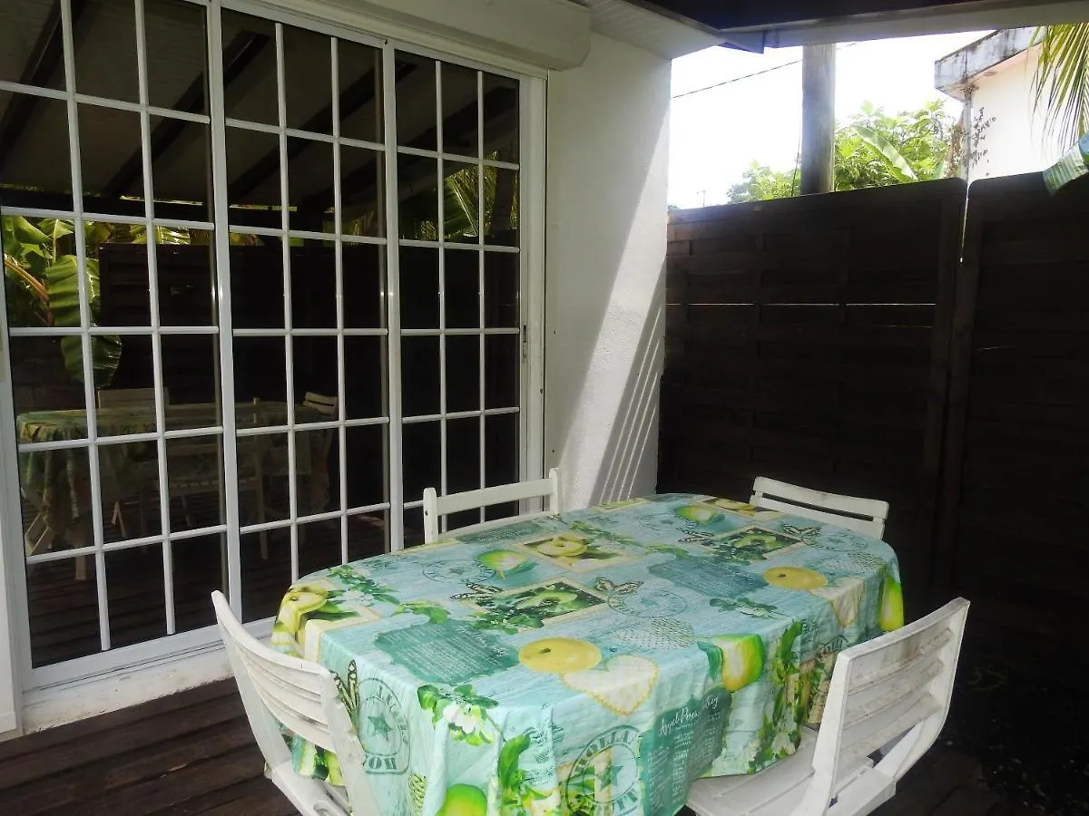 Hébergement de vacances Bungalow d'une chambre avec piscine partagee jardin amenage et wifi a Le Robert Martinique